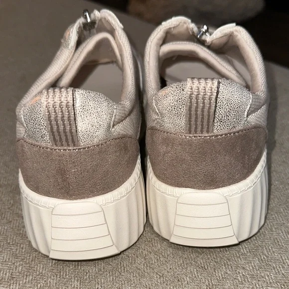 Bzees Women's Athletic Shoes in Cream and Silver NWOT - Picture 4 of 7